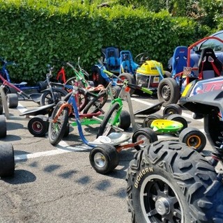 Giù per le vie di Roletto a tutta velocità con i carretti