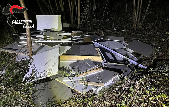 Mongrando, sorpresi a scaricare rifiuti nel bosco: decisiva la segnalazione di un cittadino