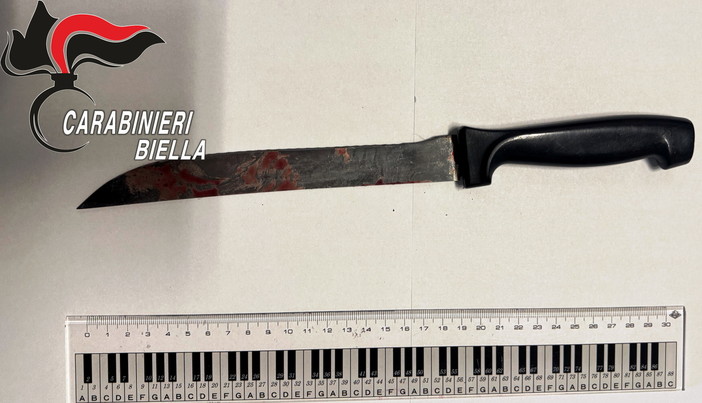 Gaglianico, accoltellato al volto e alla gamba: arrestato un 54enne Gaglianico, accoltellato al volto e alla gamba: arrestato un 54enne