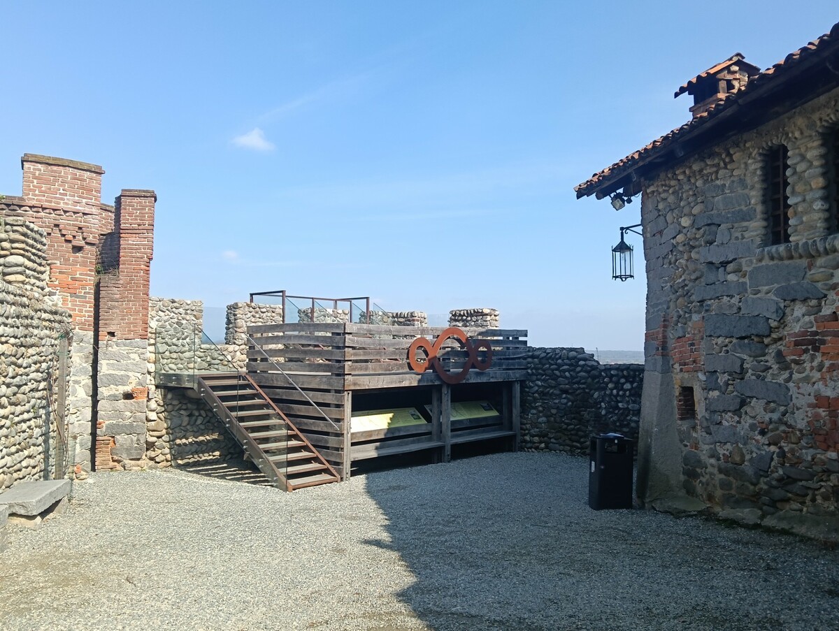 Candelo, vandali al Ricetto: spezzata la pianta del Belvedere