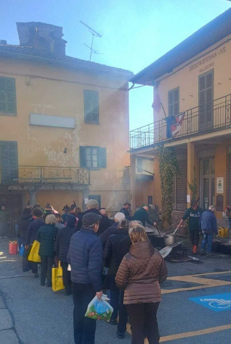 A Campiglia Cervo gli Alpini distribuiscono la tradizionale fagiolata FOTO