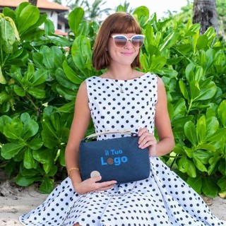 Pochette personalizzate: un regalo utile per eventi, viaggi brevi, tempo libero