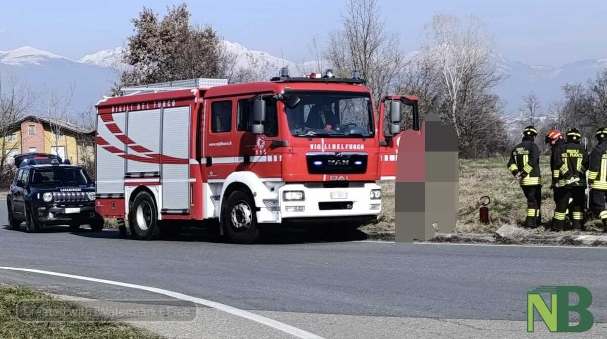 Auto si ribalta sulla SP400 e finisce dentro la rotonda FOTO