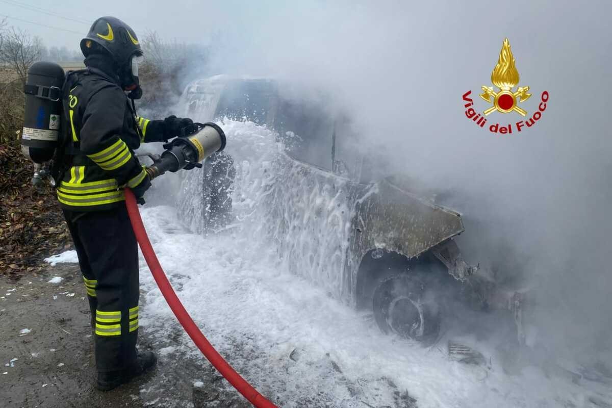 Dal Nord Ovest - Furgone avvolto dalla fiamme, incendio sulla SP31 bis