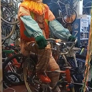 L’arte del ferro: il pagliaccio ciclista omaggio al carnevale L’arte del ferro: il pagliaccio ciclista omaggio al carnevale