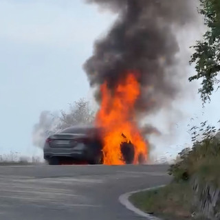 Auto in fiamme sulla strada del Tracciolino VIDEO