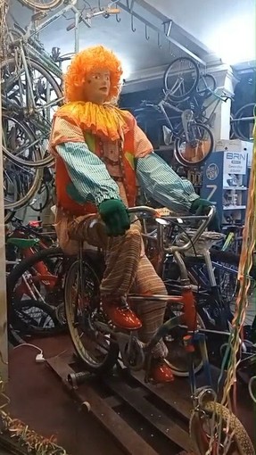 L’arte del ferro: il pagliaccio ciclista omaggio al carnevale