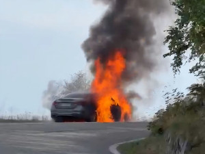 Auto in fiamme sulla strada del Tracciolino VIDEO Auto in fiamme sulla strada del Tracciolino VIDEO