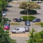 Via Trivero al Villaggio Lamarmora a Biella, residenti: "L'area pedonale è usata in modo improprio"