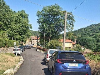 Pralungo, frazione Valle un lettore: "La piazza è vuota ma le auto sostano sulla strada"