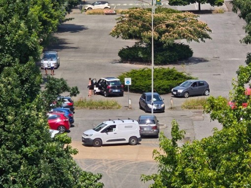 Via Trivero al Villaggio Lamarmora a Biella, residenti: "L'area pedonale è usata in modo improprio"