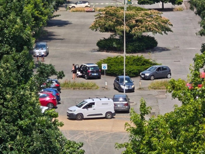 Via Trivero al Villaggio Lamarmora a Biella, residenti: "L'area pedonale è usata in modo improprio"