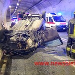 Schianto nella galleria della Volpe: auto si ribalta, danneggiati impianti di emergenza - Foto Benedetti per newsbiella.it