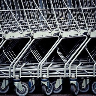 Gaglianico, tentano di uscire con due carrelli senza passare dalle casse: lasciati oltre 600 euro di prodotti (foto di repertorio)