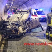 Schianto nella galleria della Volpe: auto si ribalta, danneggiati impianti di emergenza - Foto Benedetti per newsbiella.it