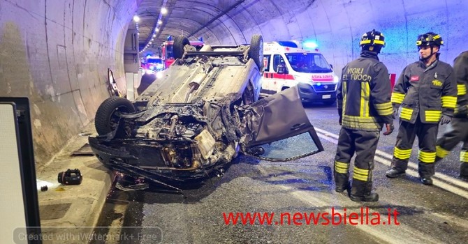Schianto nella galleria della Volpe: auto si ribalta, danneggiati impianti di emergenza - Foto Benedetti per newsbiella.it