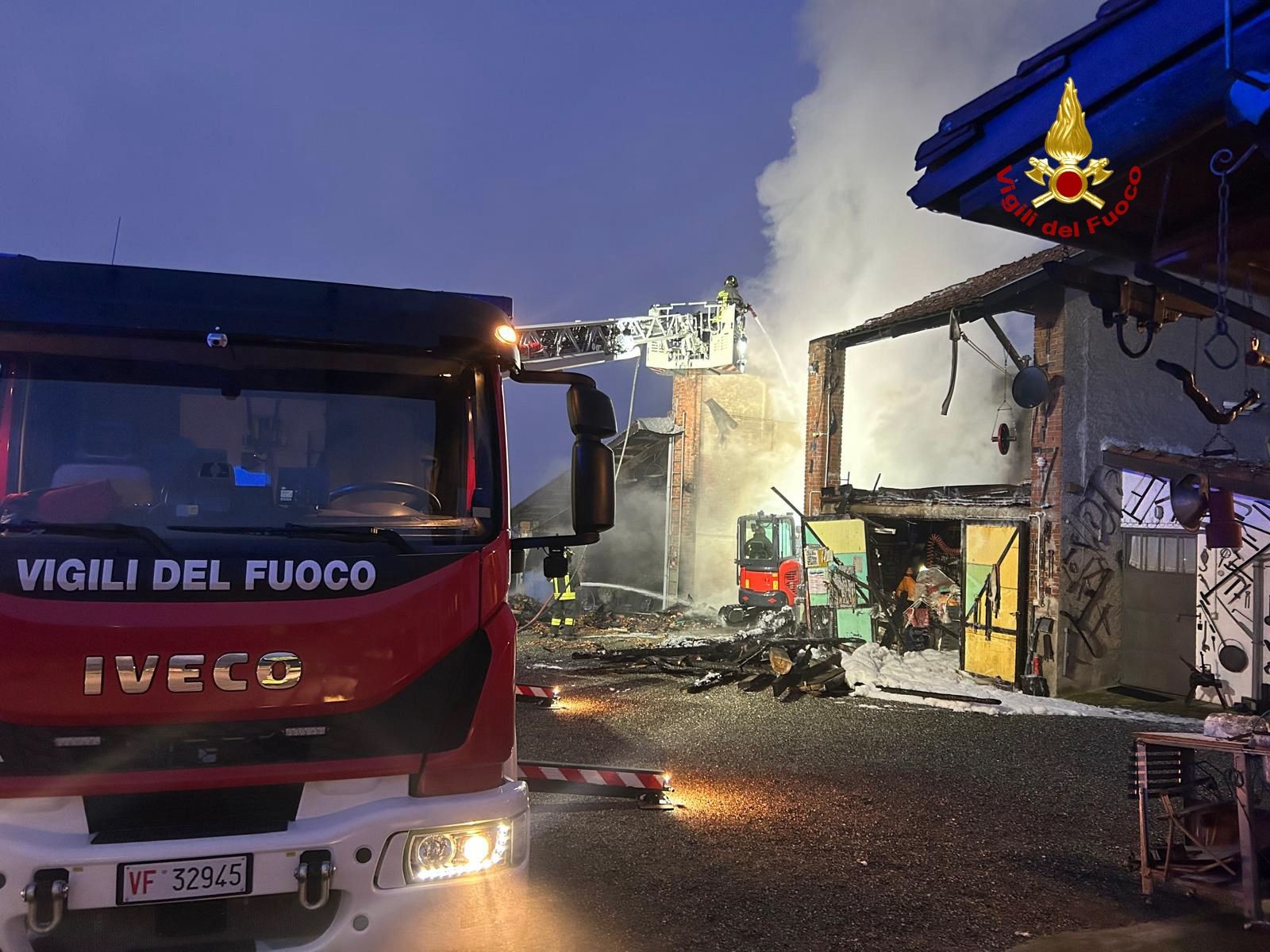 Paura a Roppolo per l'incendio in una legnaia, soccorso il proprietario