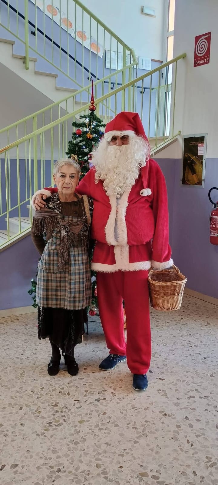 Che bella sorpresa a Cerrione, doni agli alunni da Babbo Natale e Befana FOTO