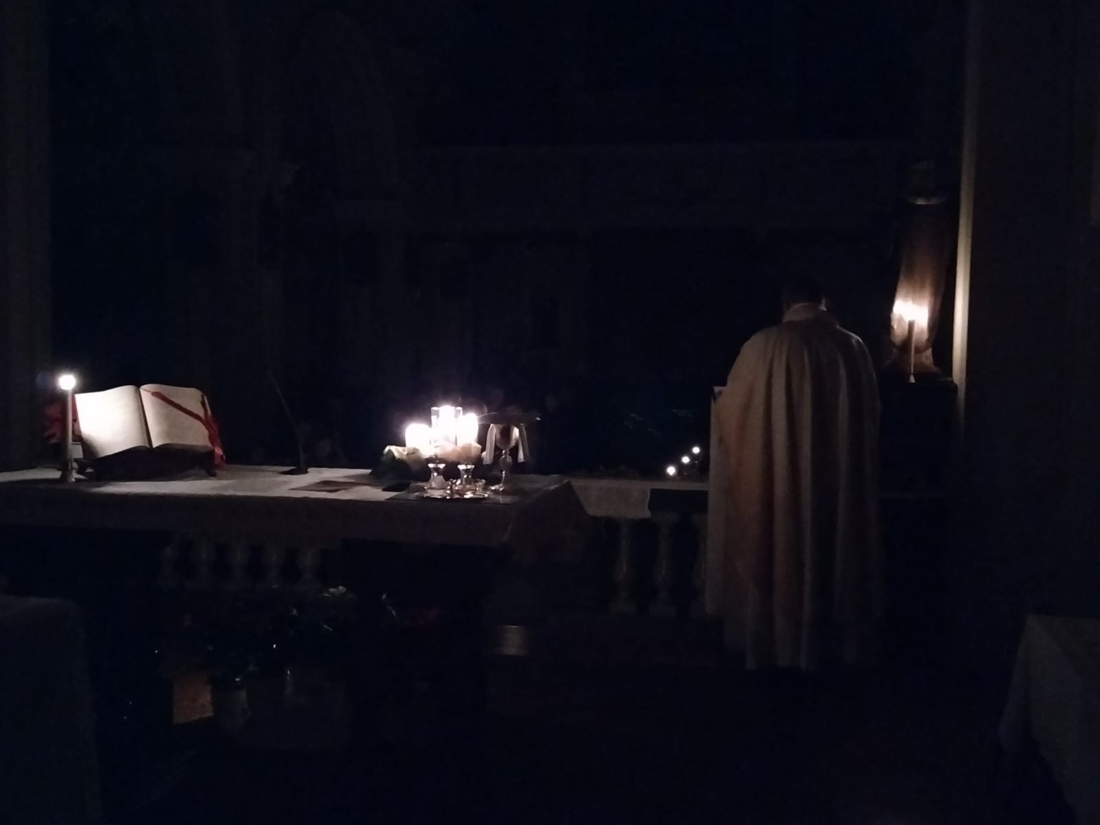 Blackout a Ternengo ma la comunità non si scoraggia: Messa di Natale a lume di candela