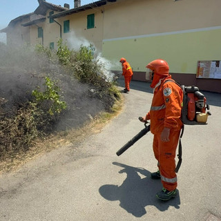 Netro, fiamme a pochi passi da case e serbatoi di GPL