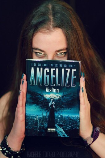 La scrittrice Aislinn mostra Angelize, il suo romanzo d'esordio (ph. Rachele Totaro)