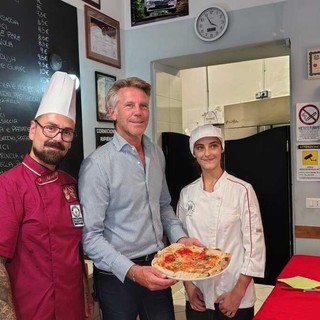 Emanuele Filiberto di Savoia in visita da Acqua e Farina: a Biella anche un assaggio della vera pizza Regina Margherita