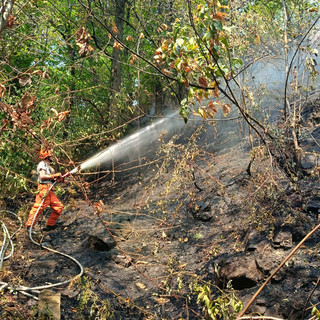 In Valsessera si difendono case e frazioni: 90 operatori fra Vigili del Fuoco e AIB