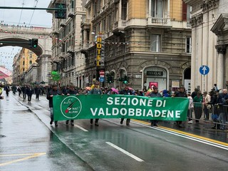 L'assessore di Biella, Edoardo Maiolatesi, assiste alla sfilata