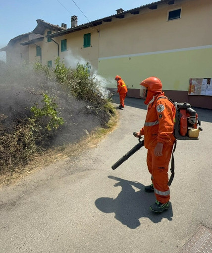Netro, fiamme a pochi passi da case e serbatoi di GPL Netro, fiamme a pochi passi da case e serbatoi di GPL