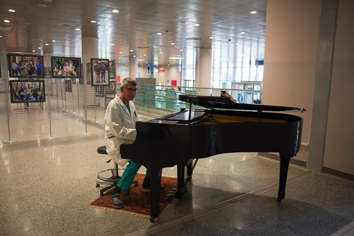 Al pianoforte il Dott. Roberto Perinotti, Responsabile della Struttura Semplice di Chirurgia Colorettale e Proctologica afferente alla Struttura Complessa di Chirurgia Generale dell’ASL BI