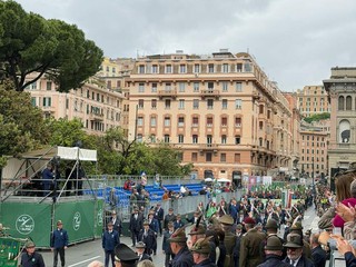 L'assessore di Biella, Edoardo Maiolatesi, assiste alla sfilata