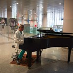 Al pianoforte il Dott. Roberto Perinotti, Responsabile della Struttura Semplice di Chirurgia Colorettale e Proctologica afferente alla Struttura Complessa di Chirurgia Generale dell’ASL BI