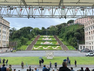 L'assessore di Biella, Edoardo Maiolatesi, assiste alla sfilata