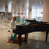 Al pianoforte il Dott. Roberto Perinotti, Responsabile della Struttura Semplice di Chirurgia Colorettale e Proctologica afferente alla Struttura Complessa di Chirurgia Generale dell’ASL BI Al pianoforte il Dott. Roberto Perinotti, Responsabile della Struttura Semplice di Chirurgia Colorettale e Proctologica afferente alla Struttura Complessa di Chirurgia Generale dell’ASL BI