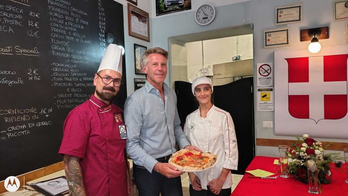 Emanuele Filiberto di Savoia in visita da Acqua e Farina: a Biella anche un assaggio della vera pizza Regina Margherita Emanuele Filiberto di Savoia in visita da Acqua e Farina: a Biella anche un assaggio della vera pizza Regina Margherita