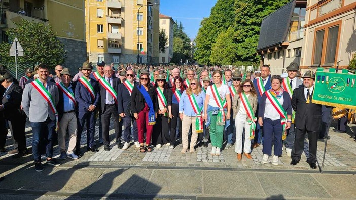 Biellesi al Raduno Alpini di Pinerolo: presenti i sindaci del territorio Biellesi al Raduno Alpini di Pinerolo: presenti i sindaci del territorio