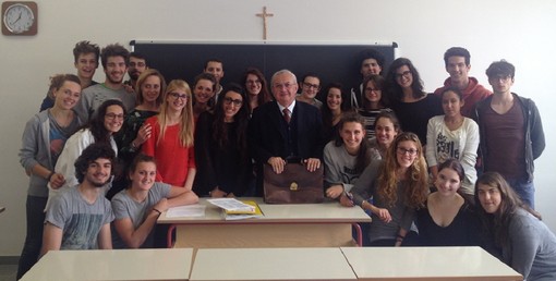 Gli allievi dello Scientifico con il professor Mosca Gli allievi dello Scientifico con il professor Mosca