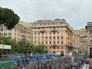 L'assessore di Biella, Edoardo Maiolatesi, assiste alla sfilata