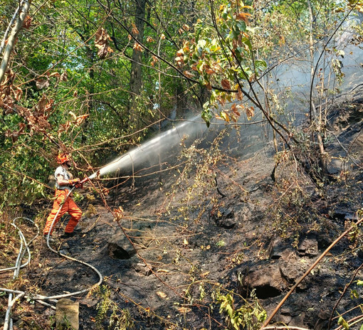 In Valsessera si difendono case e frazioni: 90 operatori fra Vigili del Fuoco e AIB In Valsessera si difendono case e frazioni: 90 operatori fra Vigili del Fuoco e AIB