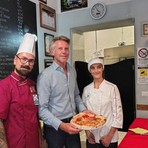 Emanuele Filiberto di Savoia in visita da Acqua e Farina: a Biella anche un assaggio della vera pizza Regina Margherita