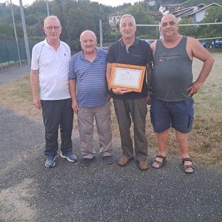 Nella foto Giuseppe Salzano con la targa ed i dirigenti biellesi Sante Tregnago, Paolo Carrera e Antonio Gaudino