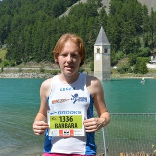 Barbara Merlo davanti al "simbolo" del Lago di Resia