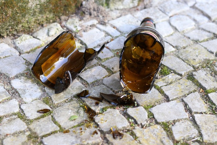 Biella, "La Biella che Ballava": stop a vetro, lattine e spray urticanti Biella, "La Biella che Ballava": stop a vetro, lattine e spray urticanti