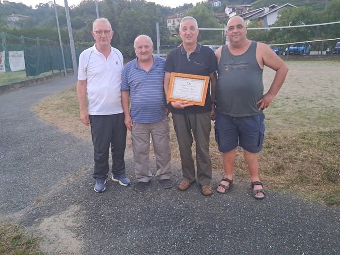 Nella foto Giuseppe Salzano con la targa ed i dirigenti biellesi Sante Tregnago, Paolo Carrera e Antonio Gaudino