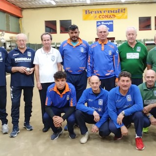 In maglia azzurra con brodini arancioni la terna Valle Elvo - Foto Federbocce In maglia azzurra con brodini arancioni la terna Valle Elvo - Foto Federbocce