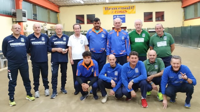 In maglia azzurra con brodini arancioni la terna Valle Elvo - Foto Federbocce