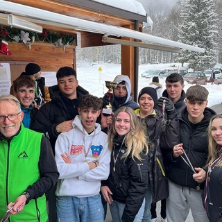 Gli IQOS, vincitori dei campionati studenteschi di broomball - Foto Oropa Outdoor