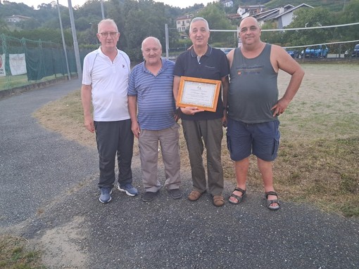 Nella foto Giuseppe Salzano con la targa ed i dirigenti biellesi Sante Tregnago, Paolo Carrera e Antonio Gaudino