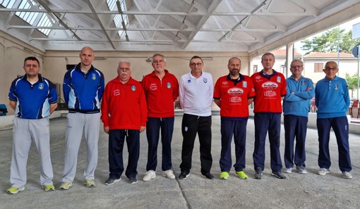 Riva e Mercandino, primi in maglia rossa da sinistra, qualificati al campionato italiano - Foto Federbocce