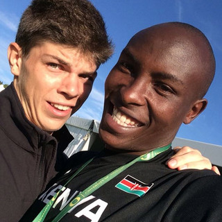 Umberto Contran con il kenyano Titus Kipruto Kibiego, bronzo ai mondiali junior del 2013 sui 1500.